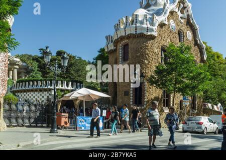 BARCELLONA, SPAGNA - 22 GIUGNO 2016: Persone vicino all'ingresso principale del Parco Guell. Parco verdeggiante con museo Gaudi e vista panoramica. Dell'architetto Gaudi. Foto Stock