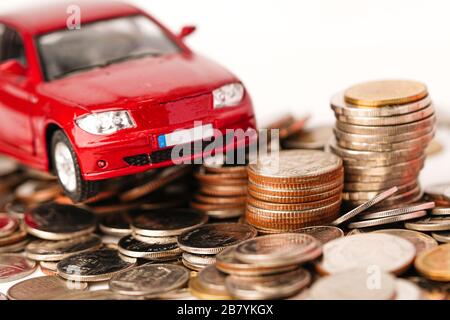 Car on Coins background : Auto prestito, Finanza, risparmio di denaro, assicurazione e leasing tempo concetti. Foto Stock