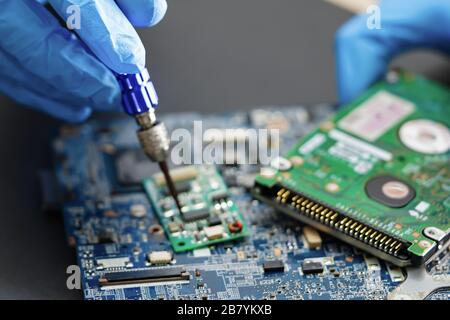Asian tecnico riparazione circuito micro scheda principale del computer tecnologia elettronica : hardware, telefono cellulare, aggiornamento, concetto di pulizia. Foto Stock