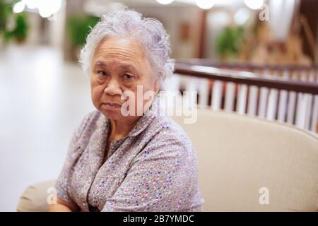 Donna anziana anziana o anziana asiatica seduta e in attesa del suo parente: Concetto medico forte sano. Foto Stock