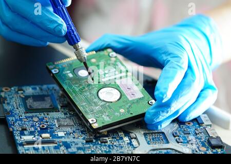 Asian tecnico riparazione circuito micro scheda principale del computer tecnologia elettronica : hardware, telefono cellulare, aggiornamento, concetto di pulizia. Foto Stock