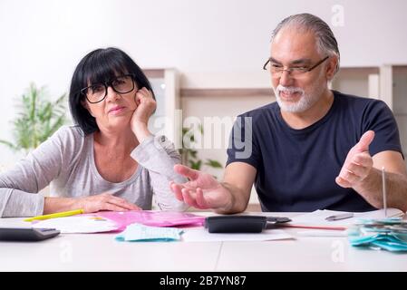 La coppia senior per discutere i piani finanziari Foto Stock