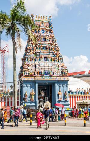 Singapore - 6 Luglio 2019: Persone che entrano nel Tempio Perumal di Sri Srinivasa in Little India. Il tempio fu fondato nel 1855 Foto Stock