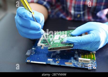 Asian tecnico riparazione circuito micro scheda principale del computer tecnologia elettronica : hardware, telefono cellulare, aggiornamento, concetto di pulizia. Foto Stock