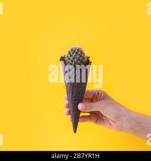 Collage d'arte contemporanea. Concept gelato Cactus su fondo giallo brillante. Banner stagione estiva minimal, spazio copia, depilate capelli rimuovere creativ Foto Stock