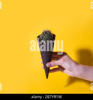 Collage d'arte contemporanea. Concept gelato Cactus su fondo giallo brillante. Banner stagione estiva minimal, spazio copia, dieta depilate capelli rimuovere cr Foto Stock