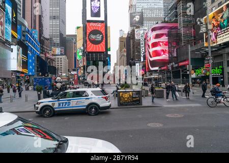 New York, Stati Uniti. 18 Marzo 2020. Times Square è scarsamente popolato a causa di casi di coronavirus in corso e paure (Foto di Lev Radin/Pacific Press) Credit: Pacific Press Agency/Alamy Live News Foto Stock