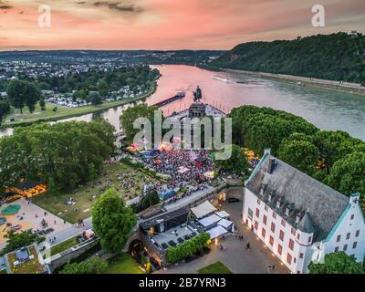 Koblenz City Germania 14.06.2019 Event Party vino elettronico presso lo storico angolo tedesco dove il Reno e la mosella confluiscono Foto Stock