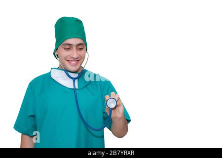 Medico persona di sesso maschile con divisa verde azienda uno stetoscopio isolati su sfondo bianco. Foto Stock