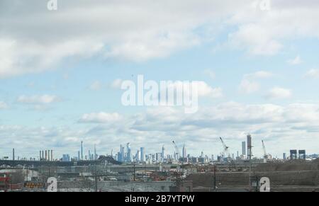 Secaucus, NJ / USA 28 novembre 2019: Una vista dello skyline di Manhattan dall'autostrada i-95 sul lato del New Jersey. Foto Stock