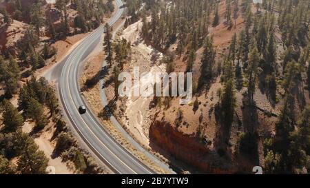 Punto di vista aereo dell'auto su strada laterale curva nello Utah Foto Stock