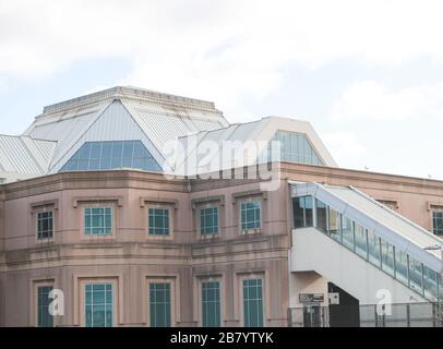 Secaucus, NJ / USA 28 novembre 2019: Secaucus Junction è un importante mozzo ferroviario per pendolari a Secaucus, New Jersey. Serve treni da molte linee operat Foto Stock