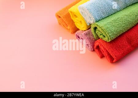 Panni colorati impilati in microfibra per la pulizia su sfondo bianco.prodotti per la pulizia della casa.tessuto per la pulizia e la disinfezione, per una buona igiene.morbido Foto Stock