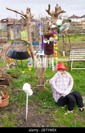 Scarecrows e sculture su un appezzamento a Bromley. Foto Stock