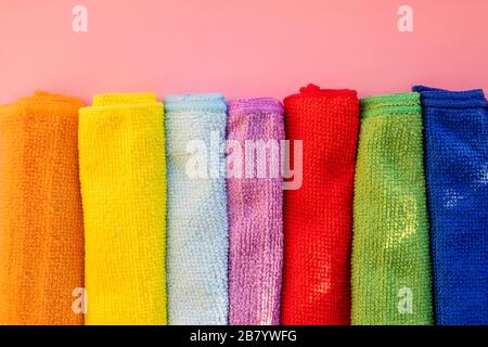 panni per la pulizia in microfibra colorati impilati su sfondo bianco Foto Stock