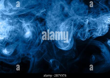 Primo piano di colorato fumo di vapore in forme mistiche e favolose su sfondo nero. Mocap per l'arte Foto Stock