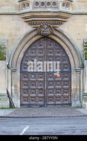 Stemma combinato dell'Exeter College Oxford University e William Petre sulla porta di legno all'ingresso del college Foto Stock