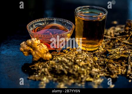 Rimedio per l'asma sulla superficie di legno costituito da alcune foglie di ardusi, miele, zenzero e succo di foglia ben mescolati per il trattamento. Shot orizzontale w Foto Stock