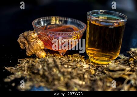 Rimedio per l'asma sulla superficie di legno costituito da alcune foglie di ardusi, miele, zenzero e succo di foglia ben mescolati per il trattamento. Shot orizzontale w Foto Stock