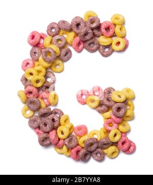 Lettera G dell'alfabeto inglese da scaglie rosa su sfondo bianco isolato. Modello alimentare a base di cereali dolci per la colazione. Alph brillante Foto Stock