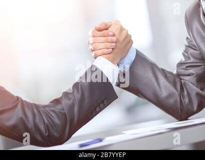 Due imprenditori premere le mani gli uni con gli altri in primo piano. Combattimenti tra imprenditori. armwrestling Foto Stock