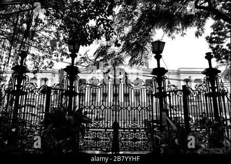 Porta di ferro, Municipio, Biblioteca Asiatica, Circolo Horniman, Forte, Bombay, Mumbai, Maharashtra, India, Asia Foto Stock