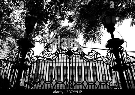 Porta di ferro, Municipio, Biblioteca Asiatica, Circolo Horniman, Forte, Bombay, Mumbai, Maharashtra, India, Asia Foto Stock