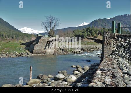 Ponte rotto, fiume Lidder, Pahalgam, Kashmir, Jammu e Kashmir, India, Asia Foto Stock