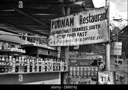 Poonam Restaurant, Market Road, Pahalgam, Kashmir, Jammu e Kashmir, India, Asia Foto Stock