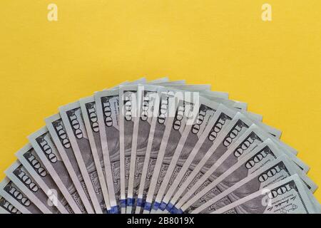 Piano closeup di fan dollari su sfondo giallo. Utile di investimento. Concetto di successo. Concetto di investimento finanziario. Simbolo del dollaro. Cento dollari Foto Stock