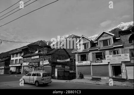 Negozi di mercato stradale, Pahalgam, Kashmir, Jammu e Kashmir, India, Asia Foto Stock