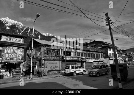 Negozi di mercato stradale, Pahalgam, Kashmir, Jammu e Kashmir, India, Asia Foto Stock