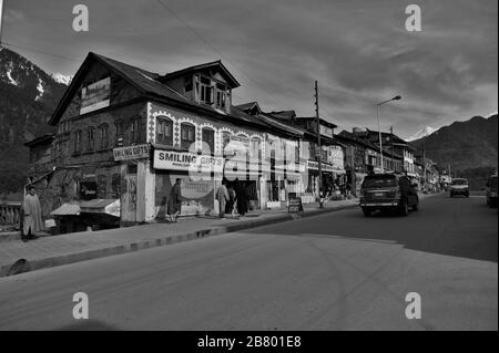 Negozi di mercato stradale, Pahalgam, Kashmir, Jammu e Kashmir, India, Asia Foto Stock