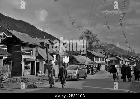 Negozi di mercato stradale, Pahalgam, Kashmir, Jammu e Kashmir, India, Asia Foto Stock