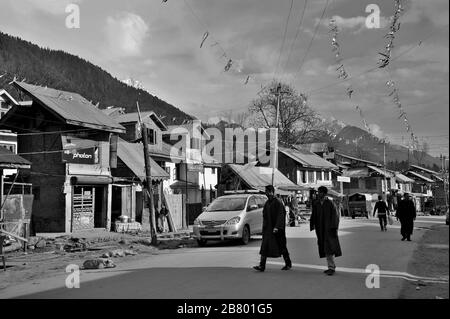 Negozi di mercato stradale, Pahalgam, Kashmir, Jammu e Kashmir, India, Asia Foto Stock