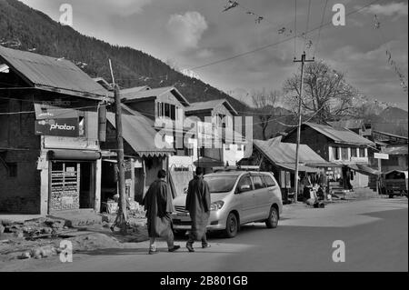 Negozi di mercato stradale, Pahalgam, Kashmir, Jammu e Kashmir, India, Asia Foto Stock