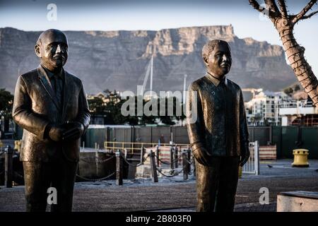 Sculture di Città del Capo dell'ex presidente sudafricano FW de Klerk e Nelson Mandela in riconoscimento del premio Nobel per la pace nel 1993 Foto Stock