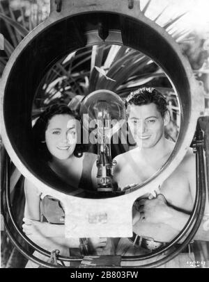 MAUREEN o'SULLIVAN come Jane Parker e JOHNNY WEISSMULLER come Tarzan sul set candid durante le riprese di TARZAN E IL SUO COMPAGNO 1934 registi CEDRIC GIBBONS e JACK CONWAY personaggi EDGAR RISO BURROUGHS Foto di TED ALLAN Metro Goldwyn Mayer Foto Stock