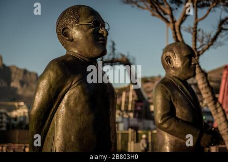 Sculture di Città del Capo in riconoscimento dei premi Nobel per la pace, Mons. Desmond Tutu e l'ex presidente sudafricano FW de Klerk Foto Stock