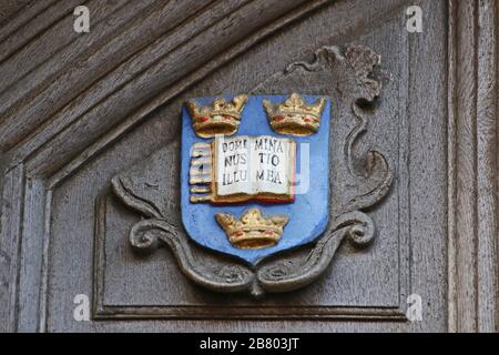 Stemma dell'Università di Oxford il distintivo o cresta è scolpito o impresso sulla Great Gate alla biblioteca Bodleiana in Catte Street Foto Stock