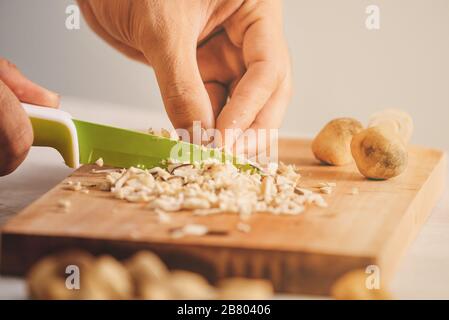 Wonton di incarto e ingredienti grezzi isolati in cucina Foto Stock