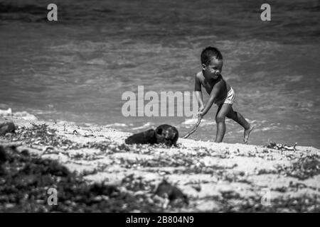 Bambini cubani che giocano a giochi semplici Foto Stock