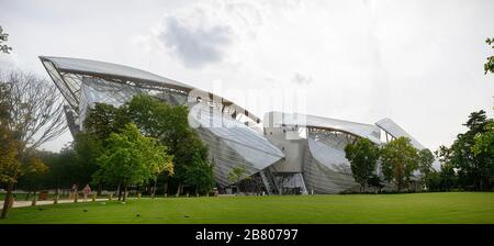 Vista esterna dell'edificio della Louis Vuitton Foundation Foto Stock