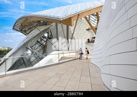 Esterno con vista panoramica del Museo d'Arte della Fondazione Louis Vuitton Foto Stock