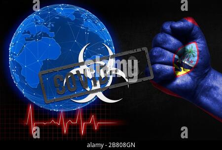 Una nuova malattia da coronavirus chiamata Covid-19 a Guam, con un pugno maschile mostrato e una bandiera di paese. Concetto di controllo della malattia di coronavirus in paesi intorno Foto Stock