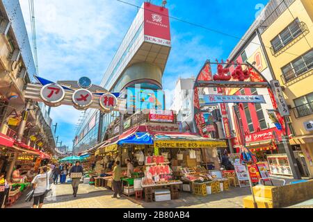 Tokyo, Giappone - 18 aprile 2017: Ingresso al popolare mercato stradale Ameya-Yokocho vicino alla stazione di Ueno. Bancarelle, negozi, ristoranti, Street-food Foto Stock