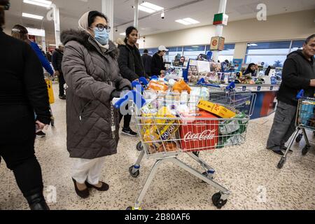 Londra, Regno Unito. 19 Mar 2020. La prima cosa del panico di shopping questa mattina in un superstore Tesco a Londra del Sud, Regno Unito. La gente si prepara mentre Londra può affrontare un blocco di coronavirus simile a quelli visti in altre città europee. Credit: Jeff Gilbert/Alamy Live News Foto Stock