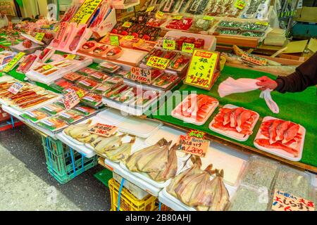 Tokyo, Giappone - 18 aprile 2017: Stalla con pesce, sashimi, prodotti tipici giapponesi nella via del mercato di Ameya-Yokocho vicino a Ueno. Ameyoko è popolare Foto Stock