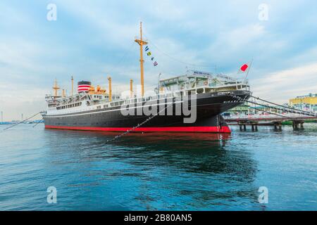 Yokohama, Giappone - 21 aprile 2017: Vista laterale di Hikawa Maru, un transatlantico giapponese, attrazione turistica storica e una nave museo in un ex porto di Foto Stock