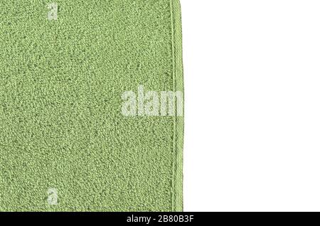 Superficie in tessuto verde. Asciugamano verde isolato su sfondo bianco Foto Stock